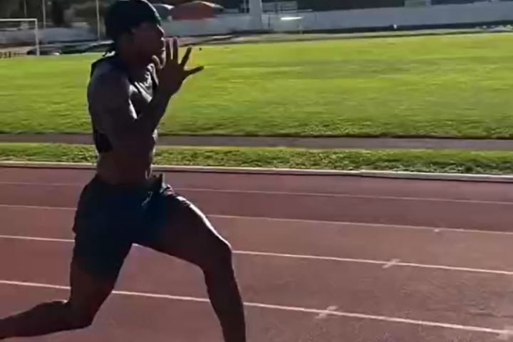 恐怖⚡23岁伊兰加未用起跑器百米10秒93，即将5500万镑加盟纽卡