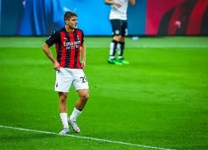 记者：科隆博离开米兰训练营返回意大利，他将接受热那亚体检