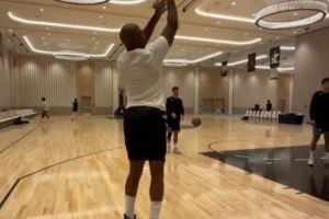 即将迎来生涯第21季！保罗在赌城举办精英训练营 自己也训练一番