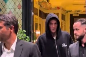 加盟曼联在即！塞斯科与经纪人被拍到离开曼彻斯特的一家餐厅