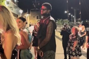 嗨呀🍷网友拍到乔治在夜店门口排队&还戴着护膝 多家美媒转发