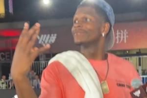 彻底玩嗨了！爱德华兹在观众席上“夺过”麦克风 客串解说与教练