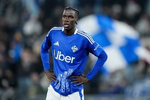 科莫官方：17岁前锋迪奥右脚第五跖骨骨干出现骨裂，预计缺阵5周