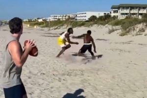 休赛期生活！马瑟林和内史密斯在沙滩玩橄榄球