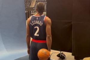 不受阴阳合同风波影响！莱昂纳德出席快船媒体日 摆造型拍定妆照