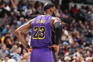 A-史密斯喊话老詹:我还会谈你因为你是超巨 一旦退役看我还鸟你吗