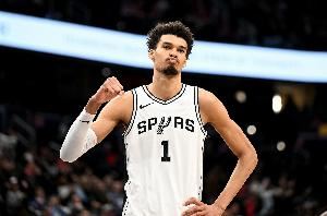 媒体人：如今的文班不仅有柔和的手感 还让自己的对抗史诗级加强