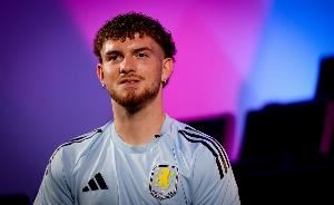 维拉随队记者：习惯快速传球的埃利奥特在维拉开局缓慢