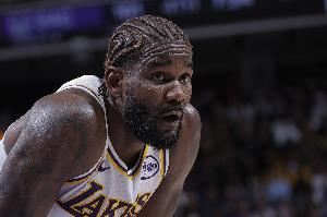 打得还可以！艾顿半场8中5贡献10分4板1助1断