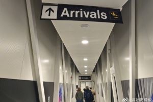 詹俊担任曼城vs利物浦现场解说，社媒晒照：兵临城下……