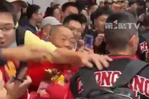 数千球迷高声齐呼“重庆雄起”,老将黄希扬被团团围住签名