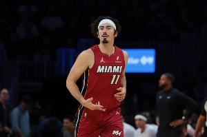 你都没站稳!哈克斯一条龙上篮被梅里尔造进攻犯规 热火挑战成功