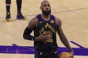 詹姆斯首秀打>21分钟且出手数≤7&生涯首次 使用率13.3%生涯最低